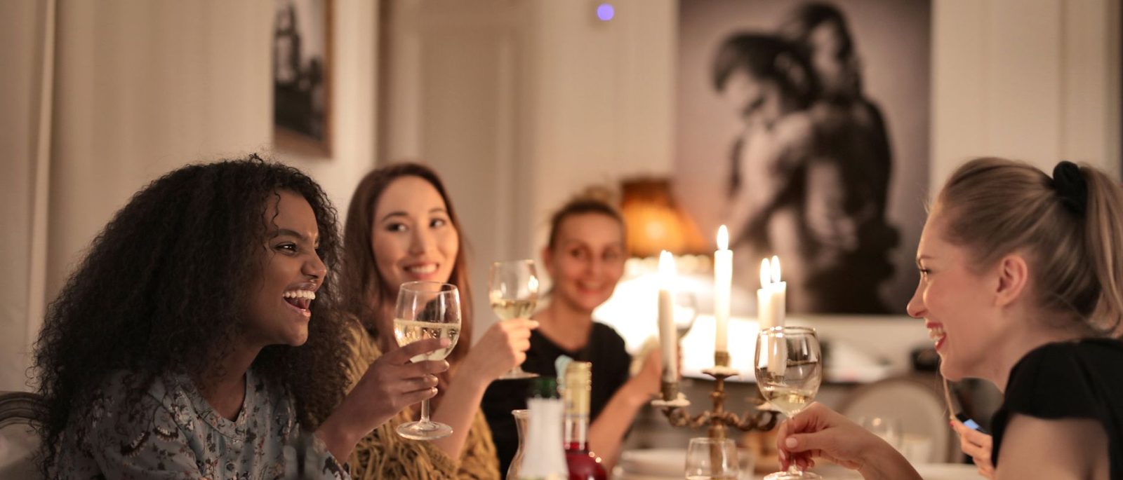 Mulheres rindo em um jantar